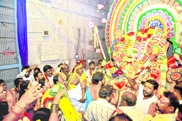 ఎవరికి చెప్పుకుంటారో చెప్పుకోండి! 5