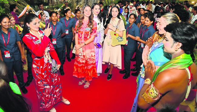  పిల్లలమర్రిలో అందగత్తెల సందడి3