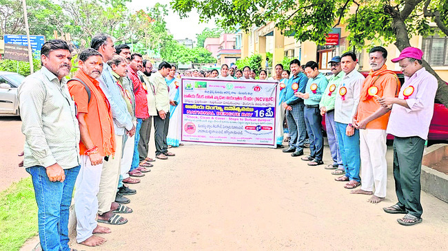 స్టాళ్లను పరిశీలించిన మంత్రి శ్రీధర్బాబు
2