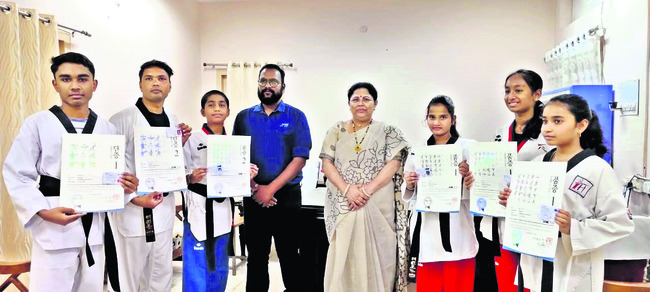 తైక్వాండో క్రీడాకారులకు  బ్లాక్‌బెల్టుల ప్రదానం
2