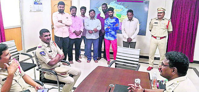 సీపీని కలిసిన ఎమ్మెల్యే ఠాకూర్ 1