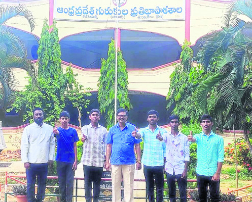 ఏపీఆర్ఎస్ విద్యార్థులకు షైనింగ్ స్టార్ అవార్డులు 1