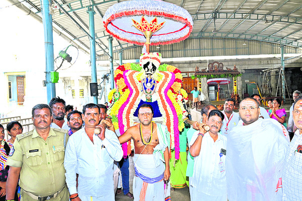 ఎవరికి చెప్పుకుంటారో చెప్పుకోండి! 8