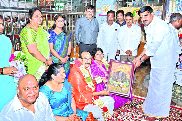 వినాయకుడి సన్నిధిలో ఐఆర్ఎస్ అధికారులు
1