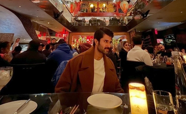 Hero Vijay Deverakonda Dinner With Family, Photos Goes Viral6