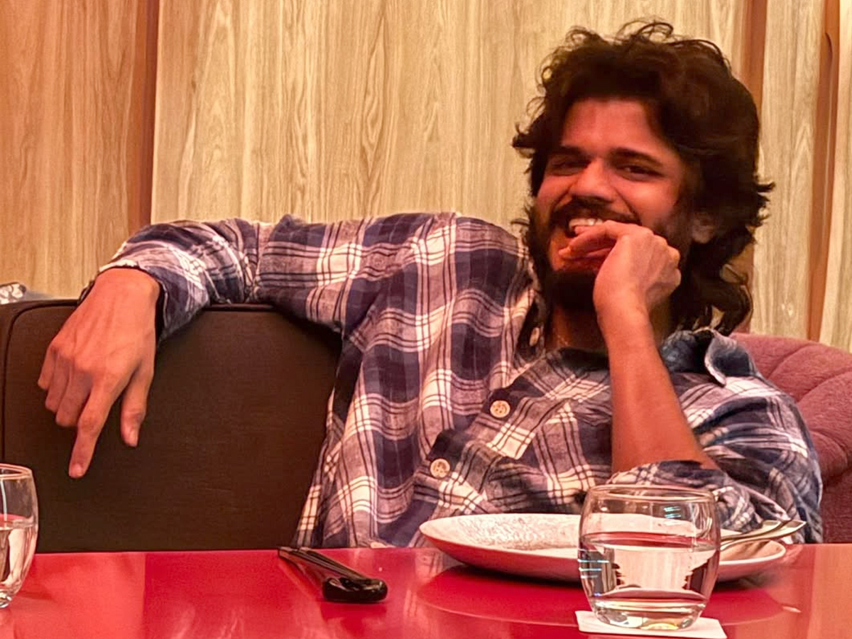 Hero Vijay Deverakonda Dinner With Family, Photos Goes Viral5