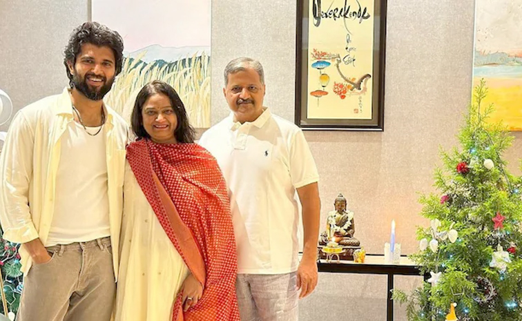 Hero Vijay Deverakonda Dinner With Family, Photos Goes Viral7