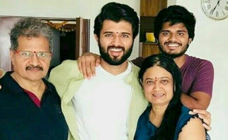 Hero Vijay Deverakonda Dinner With Family, Photos Goes Viral8