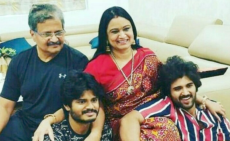Hero Vijay Deverakonda Dinner With Family, Photos Goes Viral9