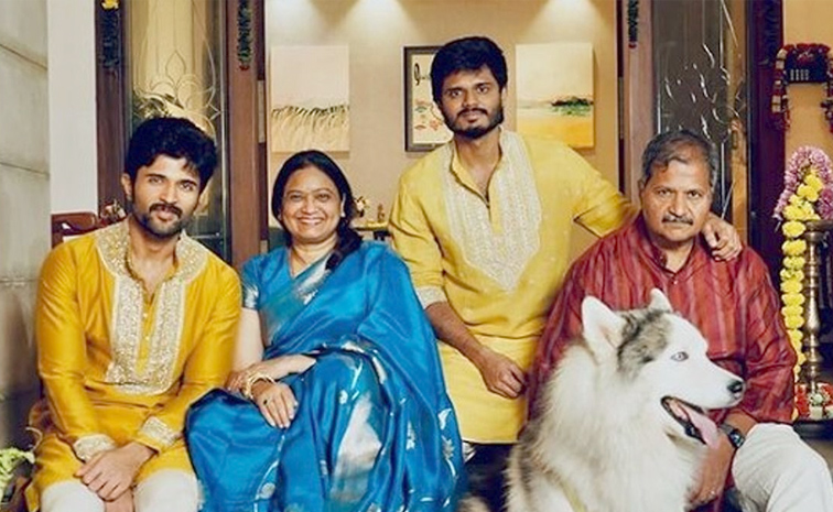Hero Vijay Deverakonda Dinner With Family, Photos Goes Viral10