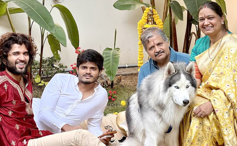 Hero Vijay Deverakonda Dinner With Family, Photos Goes Viral11