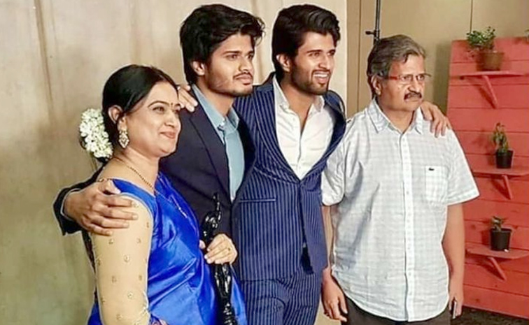 Hero Vijay Deverakonda Dinner With Family, Photos Goes Viral12