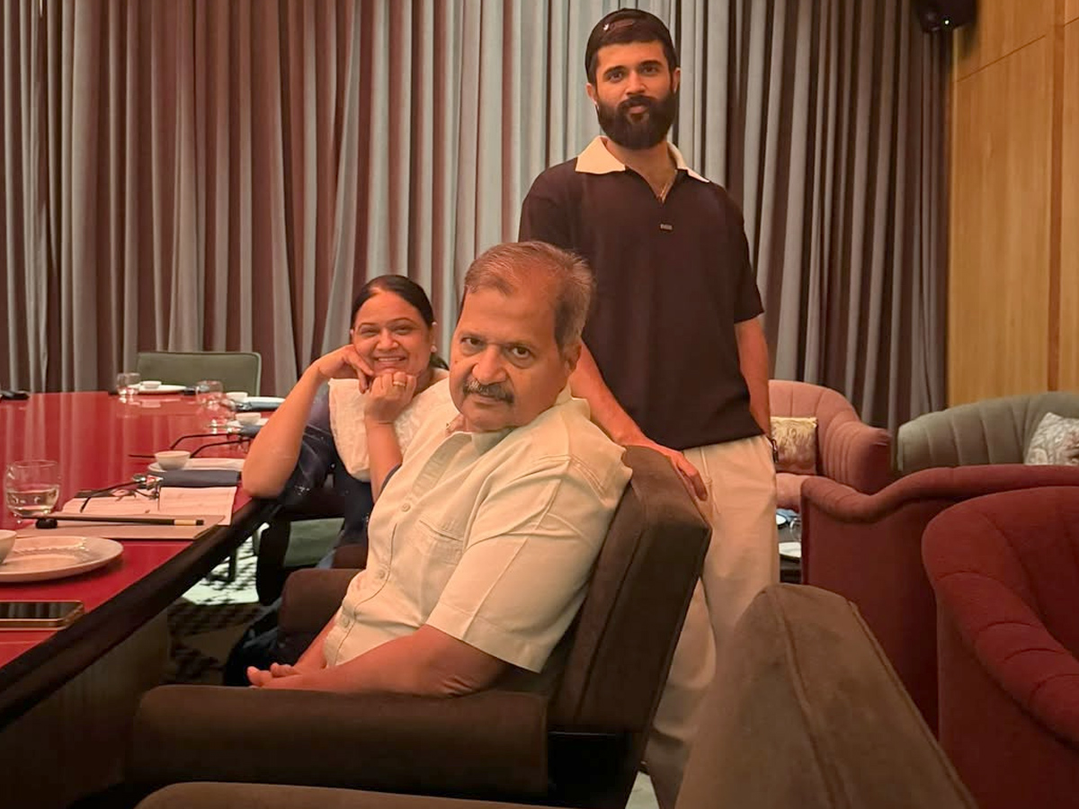 Hero Vijay Deverakonda Dinner With Family, Photos Goes Viral1