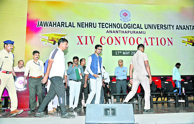 కరువు సీమలో సాంకేతిక దీప్తిగా భాసిల్లుతున్న జేఎన్టీయూ 3