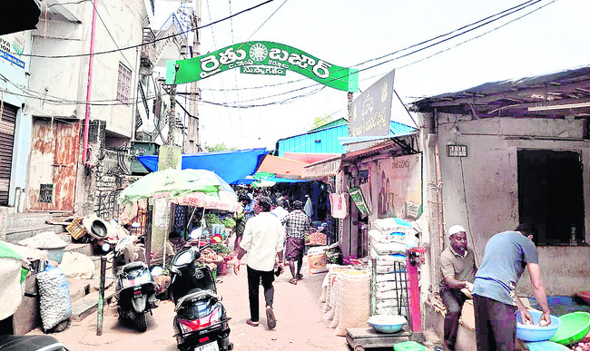 రైతు బజారు నిండా దళారులే! 1