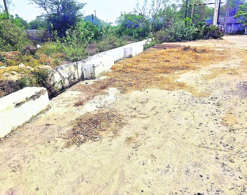 పట్టాలు తప్పిన పనులు..!3