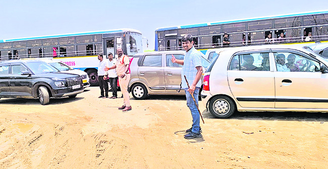 భక్తులకు ట్రాఫిక్ కష్టాలు..2
