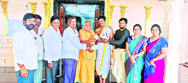 సోమేశ్వరాలయానికి  వెండి కలశాల బహూకరణ
1