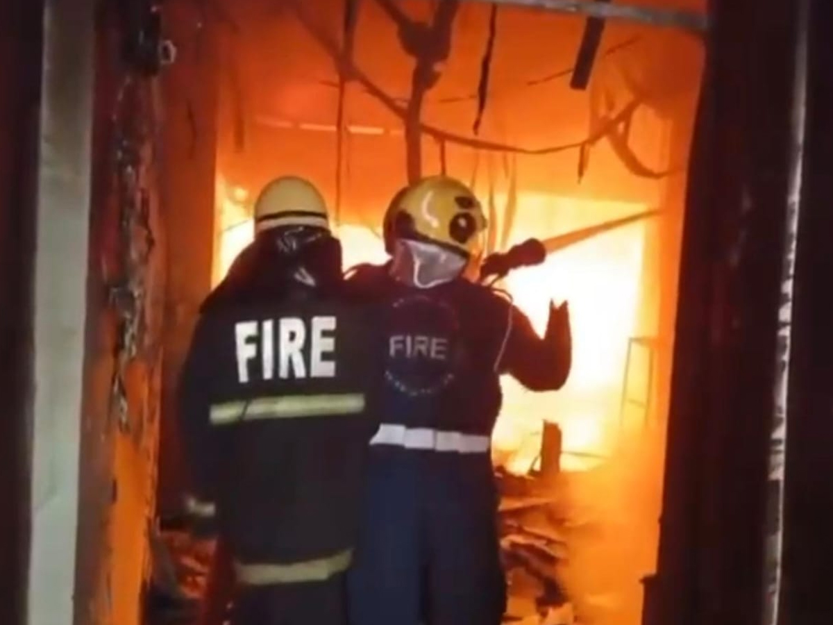 massive fire at building near hyderabads iconic charminar11