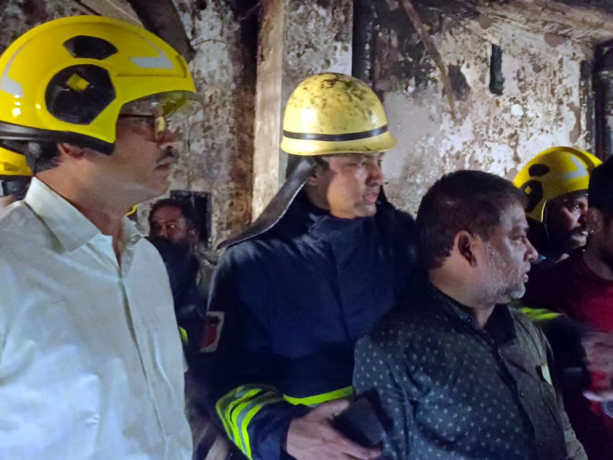 massive fire at building near hyderabads iconic charminar4