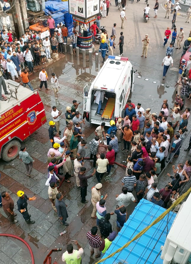 massive fire at building near hyderabads iconic charminar8
