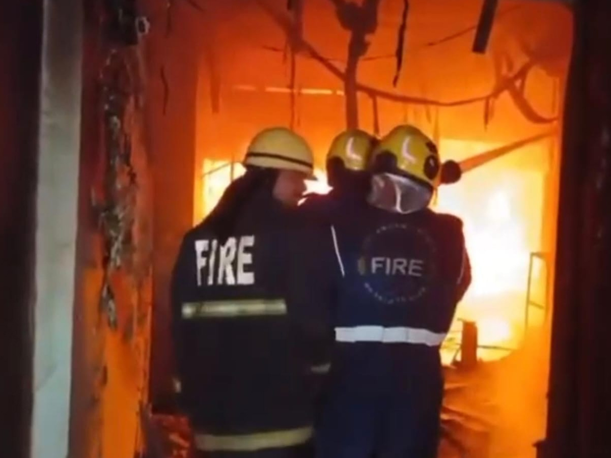 massive fire at building near hyderabads iconic charminar10