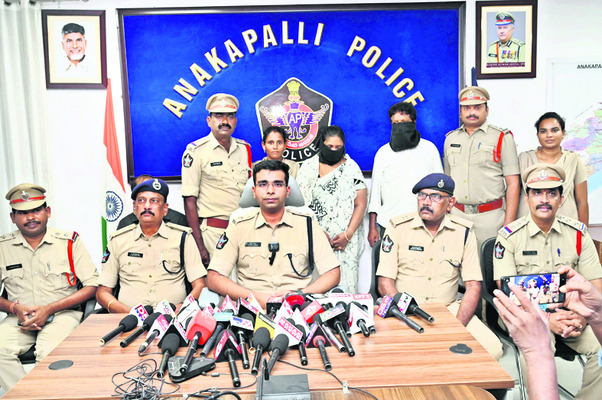 తల్లిదండ్రుల చెంతకు చిన్నారి 1