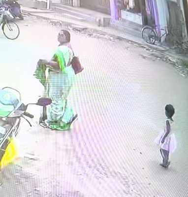 తల్లిదండ్రుల చెంతకు చిన్నారి 2