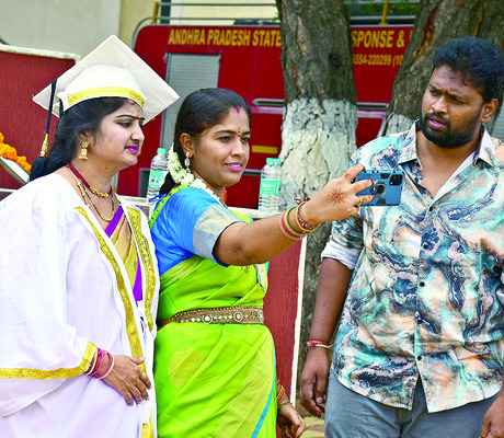జిల్లా పరిధిలో శనివారం ఉష్ణోగ్రతలు తగ్గాయి. వేసవితాపం అ5