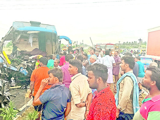 ఓమ్నీ బస్సు, టూరిస్టు వ్యాన్ ఢీ1