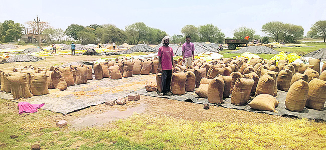 అకాల వర్షం.. తడిసిన ధాన్యం4