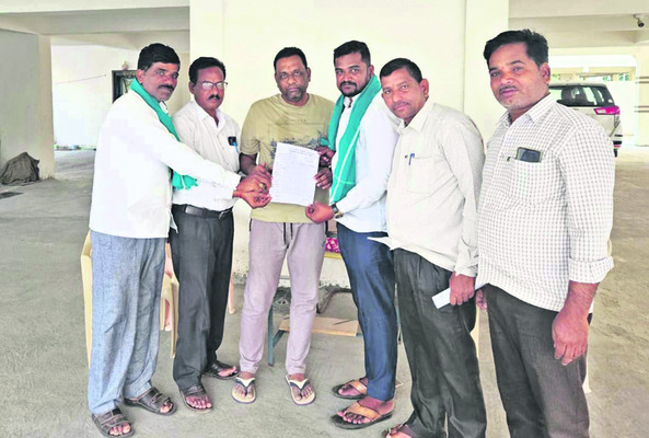 కొనసాగుతున్న  యోగా శిక్షణ తరగతులు 
2