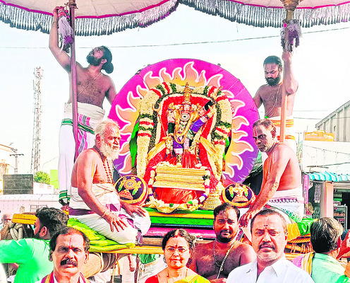 సూర్య, చంద్రప్రభలపై కల్యాణ వెంకన్న
1