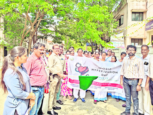 ప్రభుత్వ కార్యాలయమా.. పార్టీ భవనమా! 1