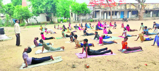 కొనసాగుతున్న  యోగా శిక్షణ తరగతులు 
1