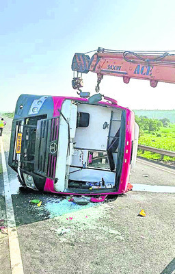 ● గూడ్స్ వాహనాల్లో ప్రయాణం ప్రమాదకరం ● అదుపుతప్పి బోల్2
