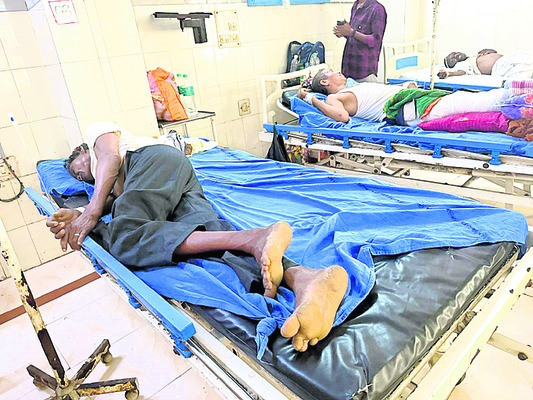 ● గూడ్స్ వాహనాల్లో ప్రయాణం ప్రమాదకరం ● అదుపుతప్పి బోల్1
