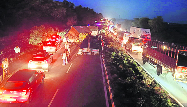 హైవేపై తప్పిన పెను ప్రమాదం 1