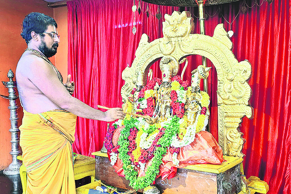 రామయ్యకు సువర్ణ పుష్పార్చన2