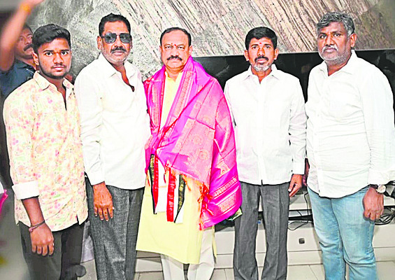 కనీస వేతనాలు అమలు చేయాలి 
2