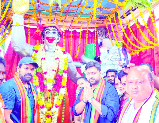 అభయాంజనేయస్వామికి మల్లెపూలతో పూజ 1