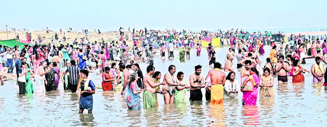 భక్తజన ప్రవాహం1