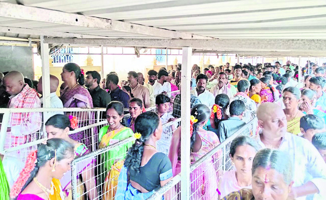 గుబ్బల మంగమ్మ గుడికి పోటెత్తిన భక్తులు
2