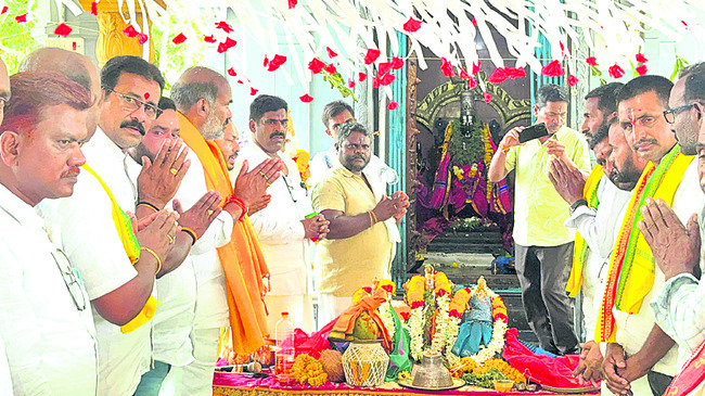 ‘అందాలభామలకు తులాలకొద్దీ బంగారమా..’
1