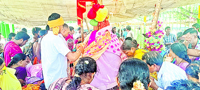 మేడారంలో భక్తుల కోలాహలం1