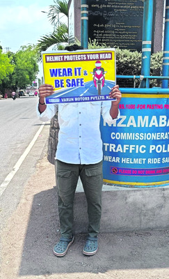 ర్యాష్‌ డ్రైవింగ్‌.. రోడ్డుపై నిలబెట్టింది1