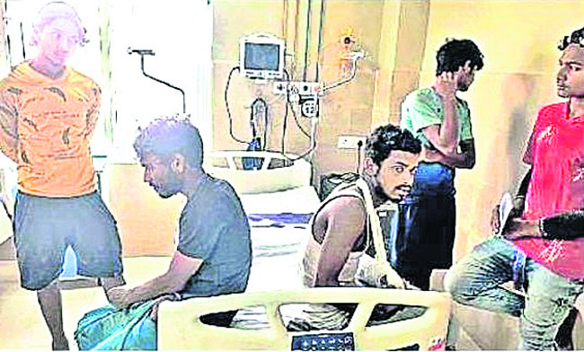 మూడంతస్తుల భవనం మీద నుంచి పడిన కార్మికులు 2
