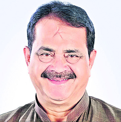 మూడంతస్తుల భవనం మీద నుంచి పడిన కార్మికులు 4