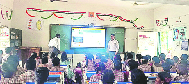 సర్కారు బడి.. సీట్లకు పోటీపడి1