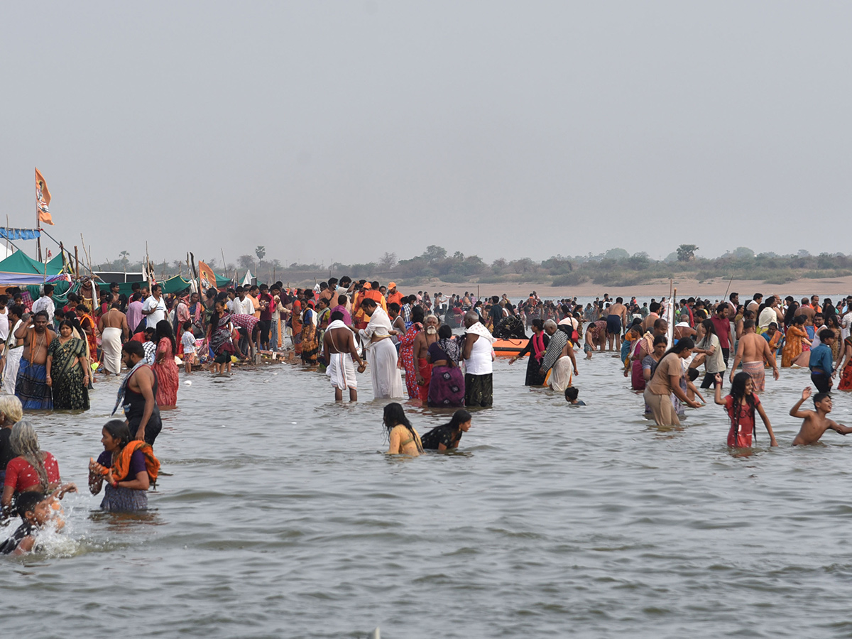 Devotees Rush at Saraswati Pushkara Ghat Photos1